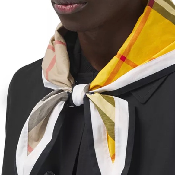BURBERRY Vintage Check Scarf - Picture 5 of 5